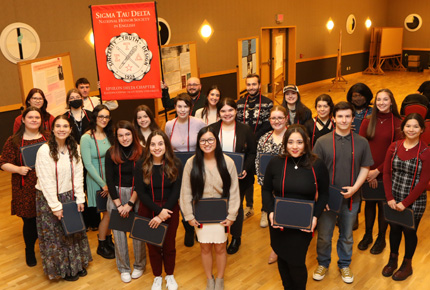 students from the Sigma Tau Delta honor society