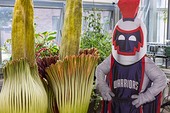 Willi the Warrior poses with the corpse flower.